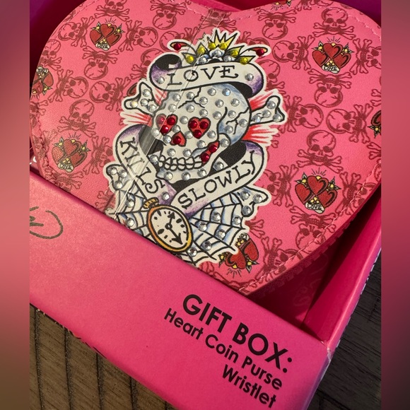 Ed Hardy Pink Heart Coin Wristlet with Tattoo Design Gift Box - Picture 2 of 3